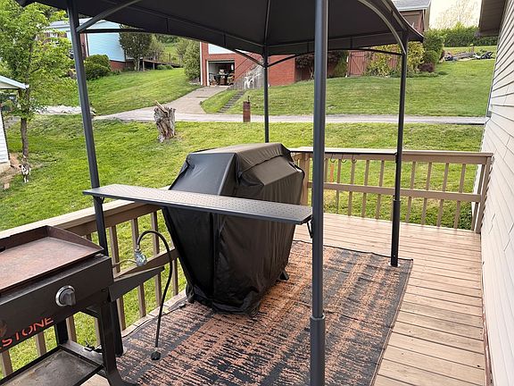 5th image of 301 Fort Clarke Dr.
