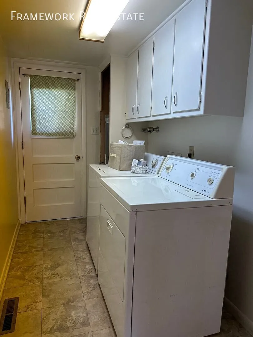 Charming 2 Bedroom Townhome Available NOW!! — Photo 4