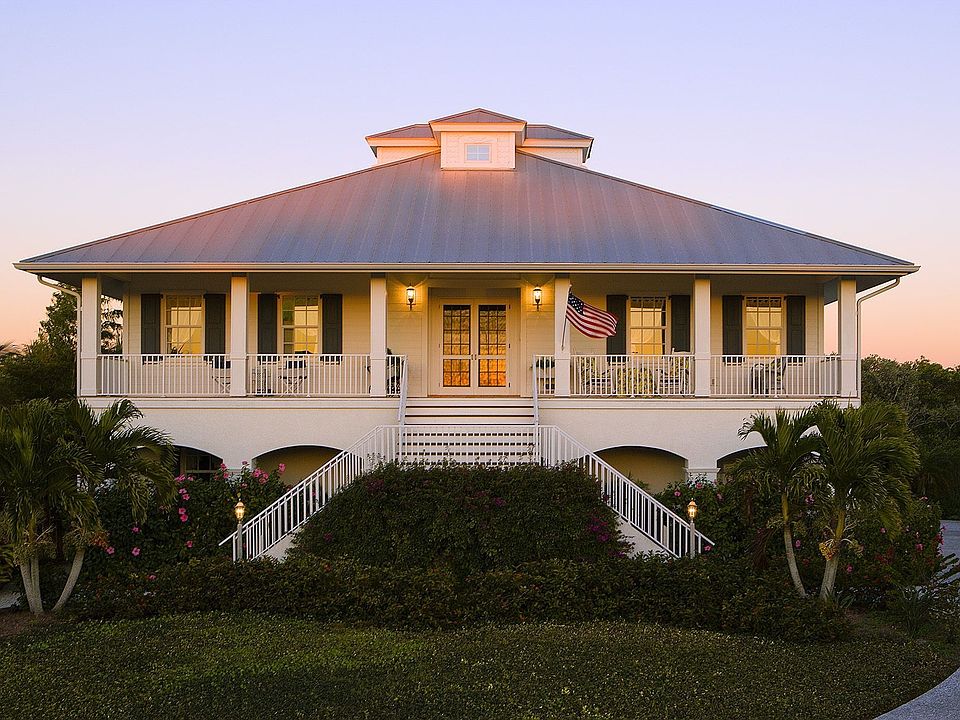 Built to perfection in 2002, this is true "Key West" architecture