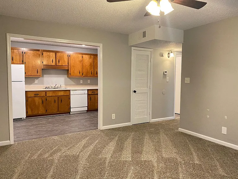 421 Alma Ln — Photo 4