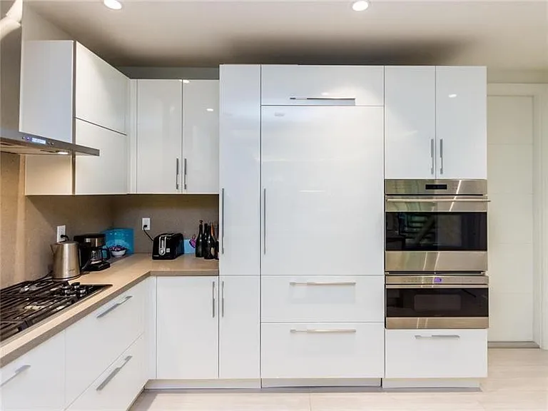 240 Shore Ct — Photo 5