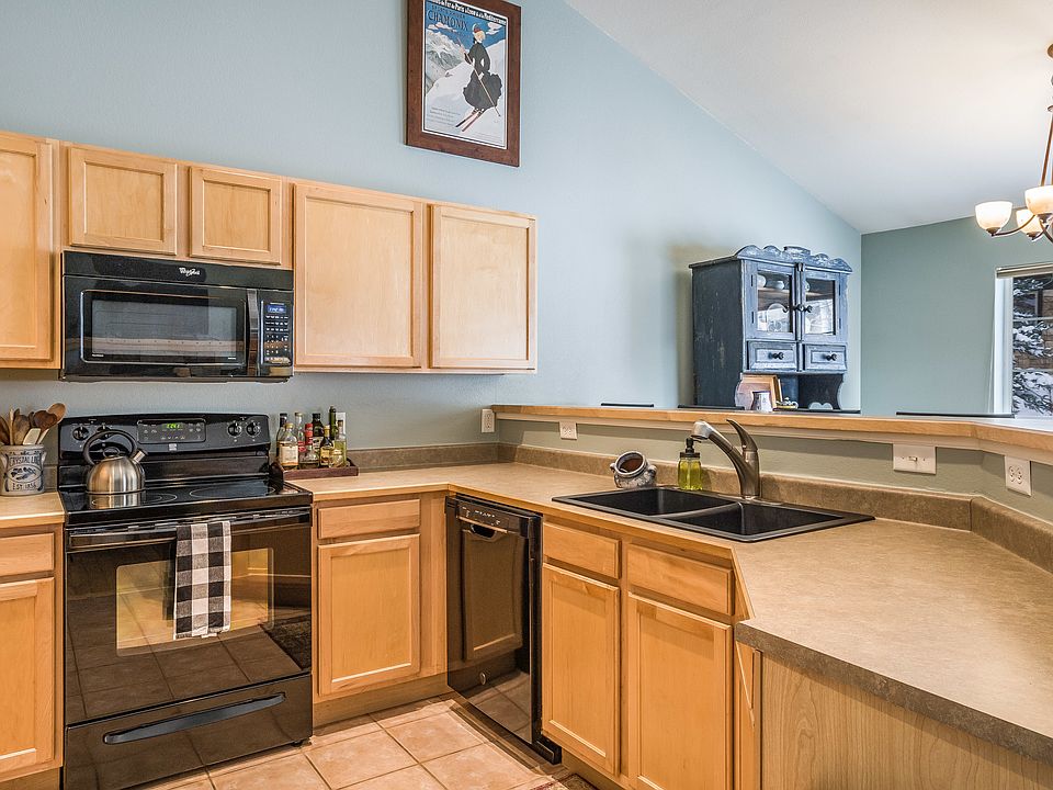 Fully stocked kitchen (we cook a lot) with lots of counter space. Not pictured, 4 bar stools over the counter to the right allow convo with the chef or extra places to eat :-)
