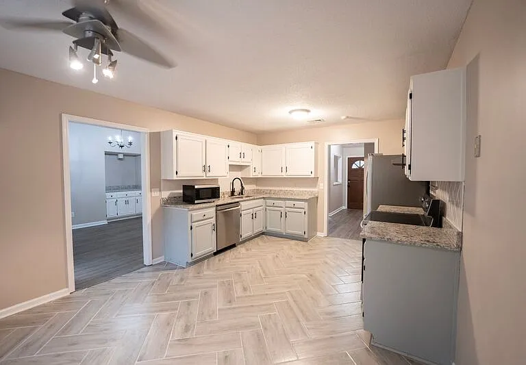 428 Floyd Cir — Photo 10