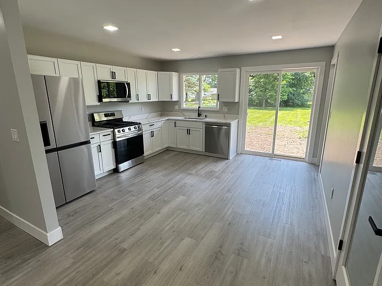 2158 Elmcrest Rd — Photo 3