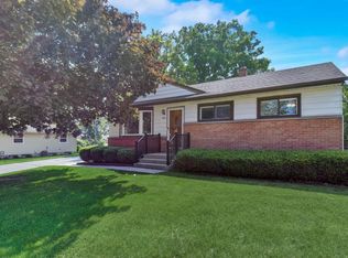 945 Meadow View Ln, Mukwonago, WI 53149