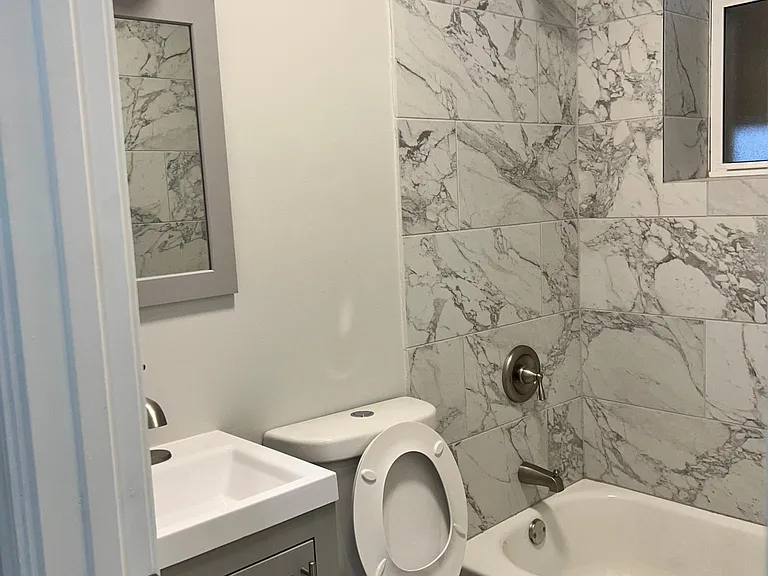 2840 W Fulton St #2 — Photo 8