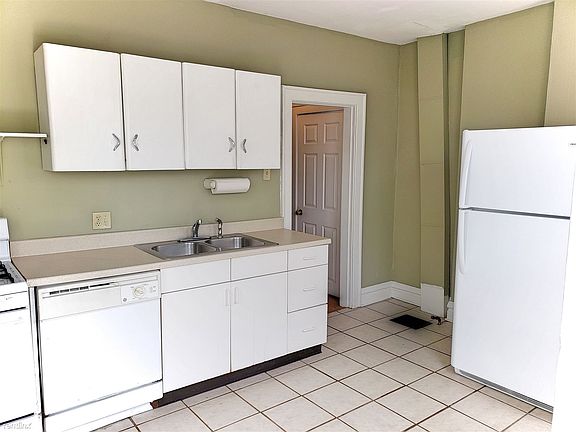 3rd image of 2210B Indianola Ave