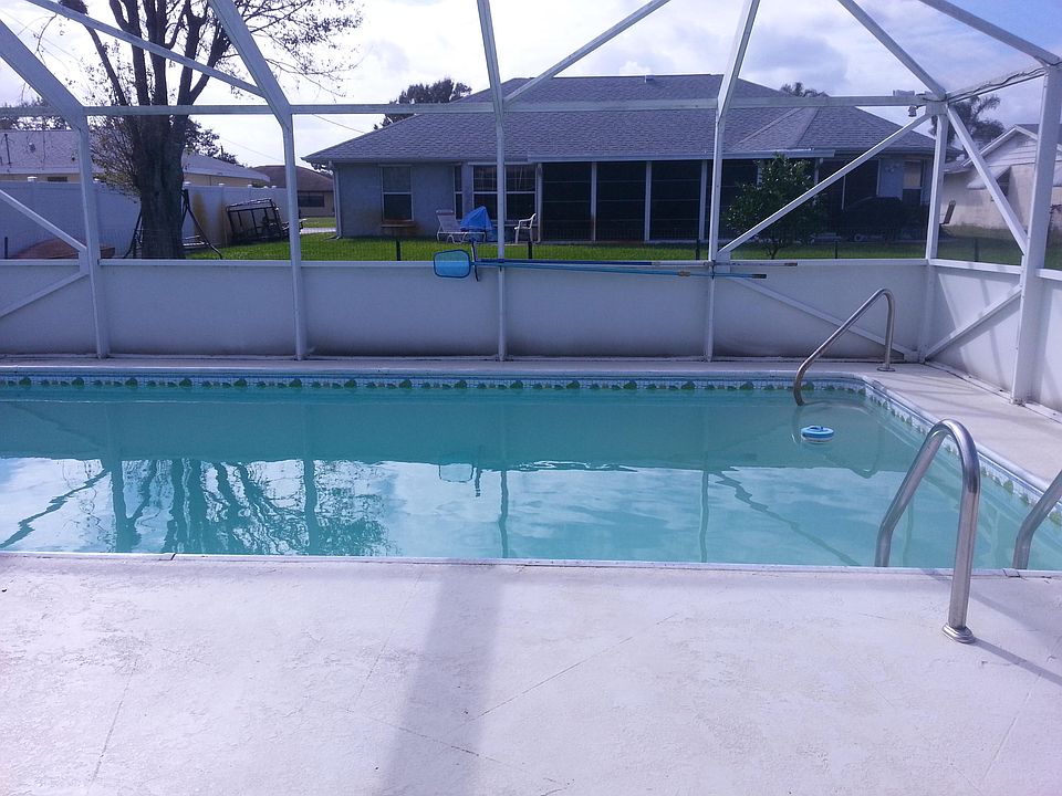 1st image of 558 SE Floresta Drive