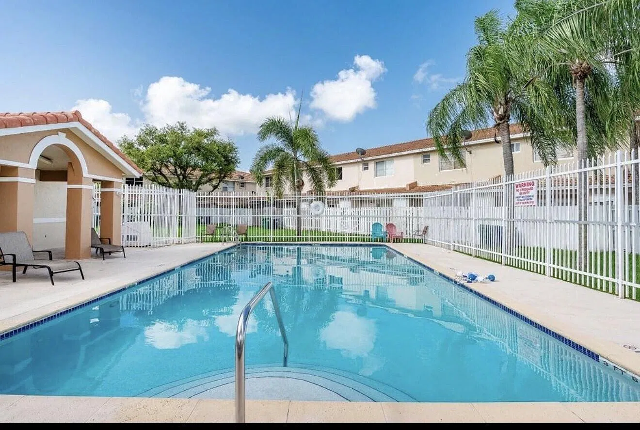 3 bed, 2.5 bath, 1308 sqft, $3,100 — Photo 2