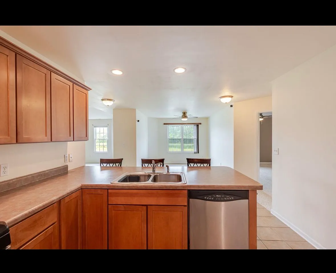 3 bed, 1734 sqft, $2,500 — Photo 4
