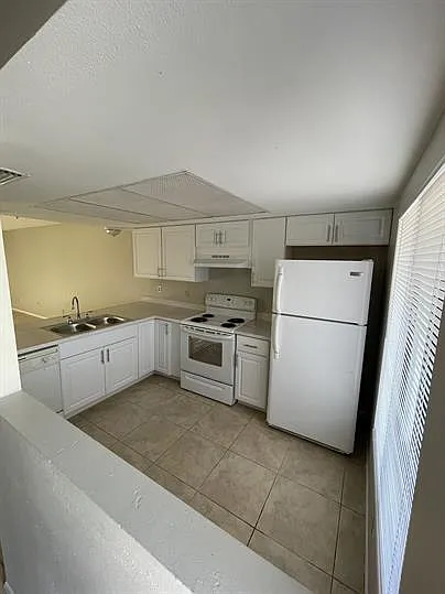 631 SE 13th Ave — Photo 2