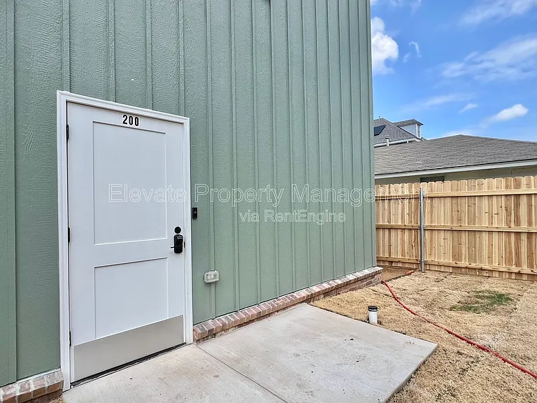 216 E Hurd St #200 — Photo 13