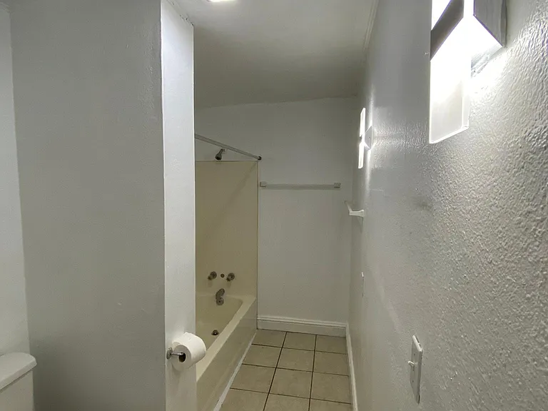 2310 E Madison St — Photo 24