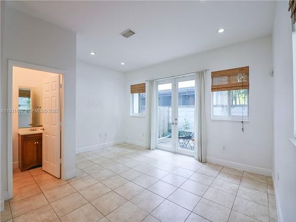 3rd image of 2947 Coconut Ave