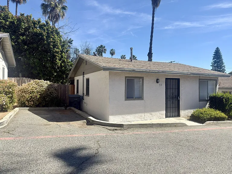 Single Level Cottage Near Downtown! — Photo 13