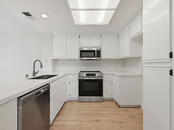 3rd image of 363 Stanford Ct