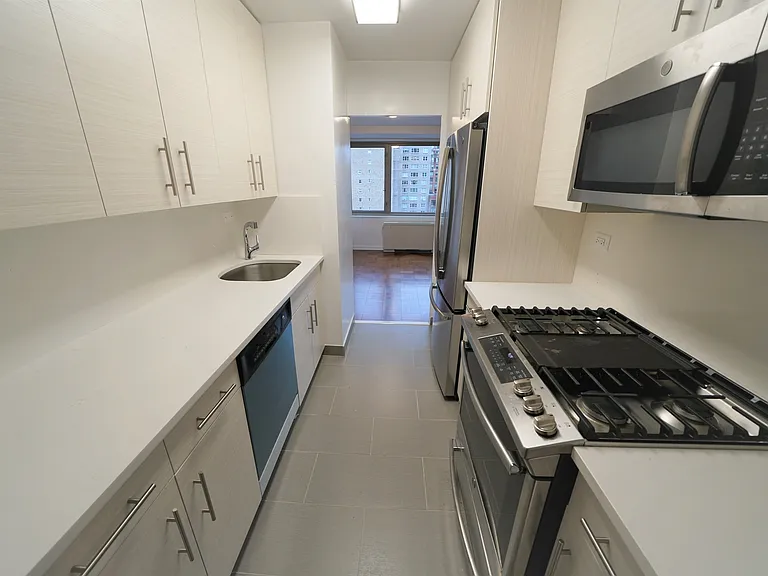 444 E 82nd St #10R — Photo 6