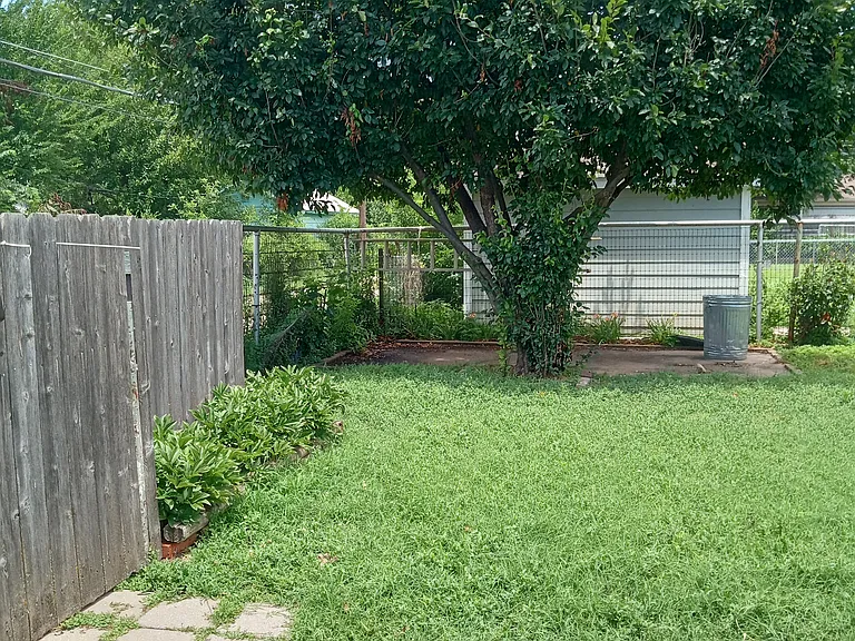 1008 N Ash St — Photo 13