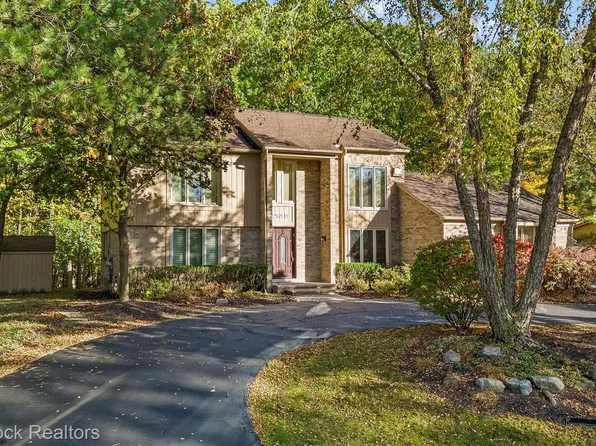 6135 Pickwood Dr, West Bloomfield, MI 48322