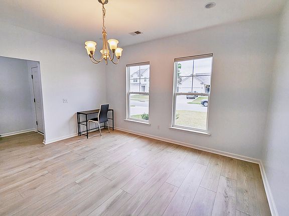5th image of 413 Ambrose Dr