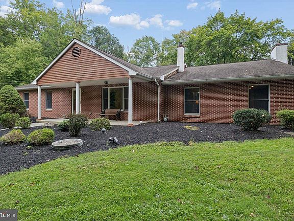 4th image of 1373 Oxford Valley Rd