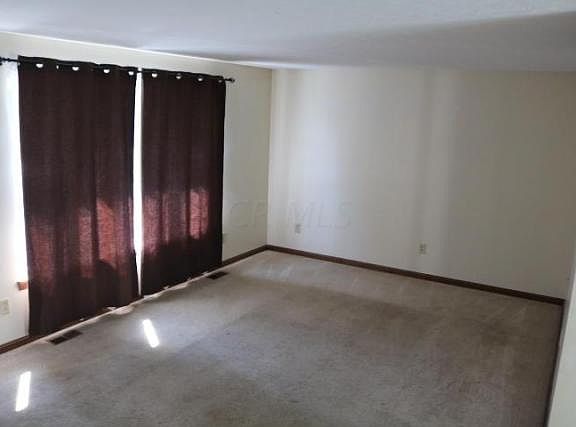 5th image of 915 Country Club Dr