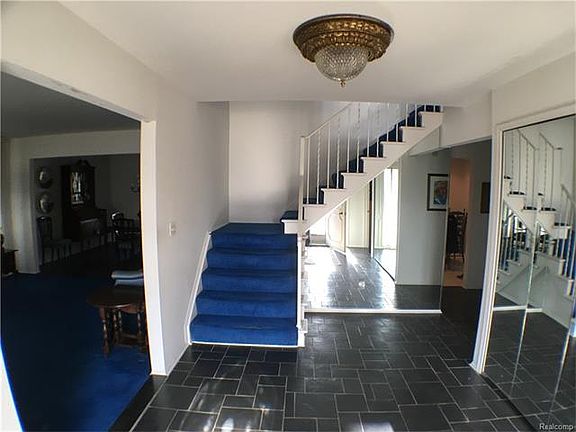 4th image of 32658 Olde Franklin Dr