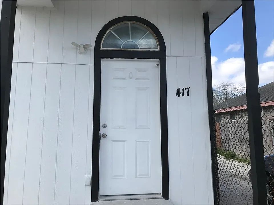 1st image of 417 Vera Cruz St