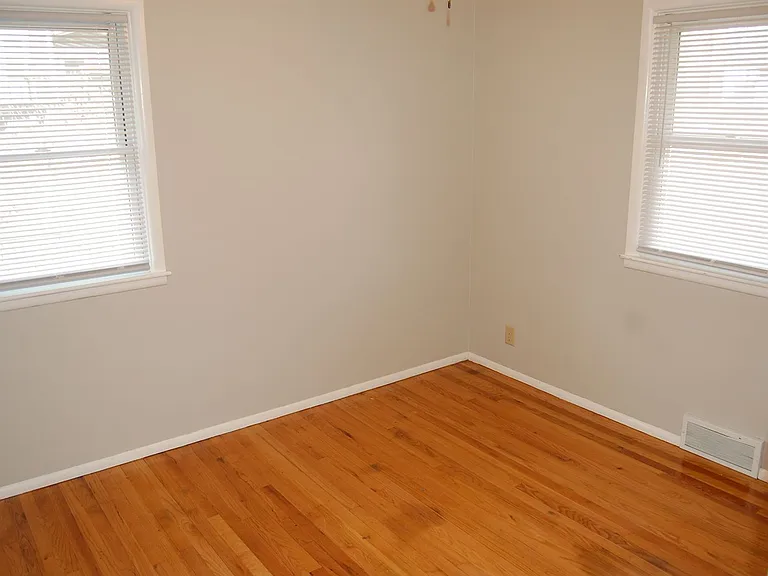 4630 Starr St — Photo 10