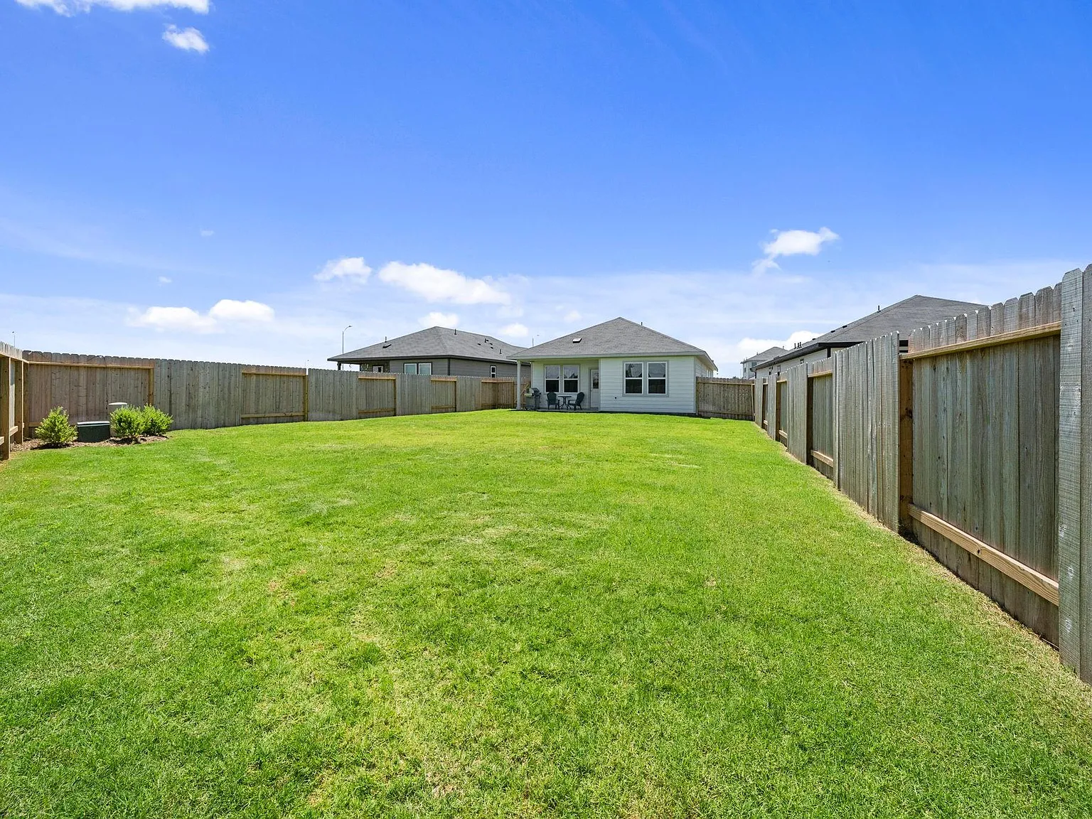 3 bed, 2.0 bath, 1410 sqft, $2,000 — Photo 3