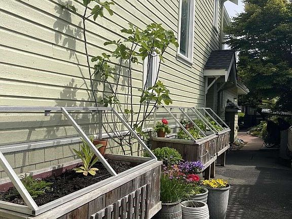 3rd image of 485 Head St
