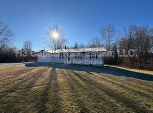 8612 Colonial Acres Rd, Troy, IL 62294