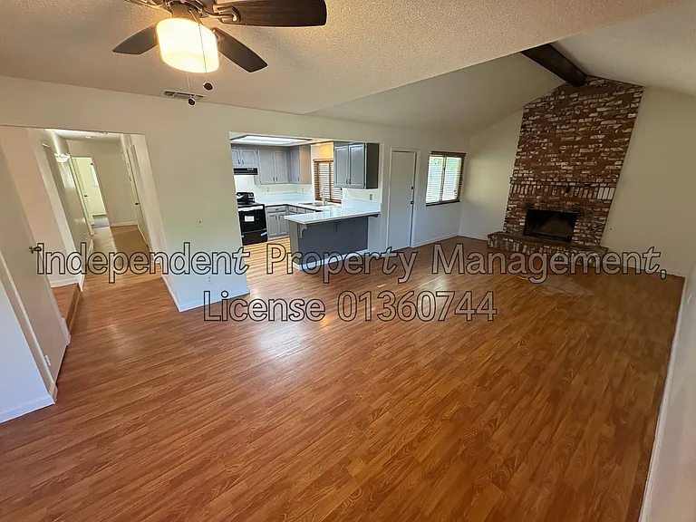 2601 Pinewood Dr — Photo 3