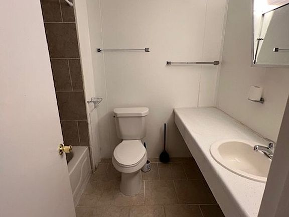 5th image of 39 Medbury Ave APT 12