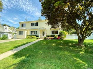 18 Radcliff Blvd, Glen Head, NY 11545