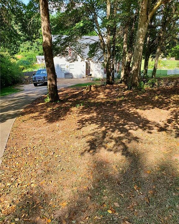 2nd image of 620 Rivermill Rd