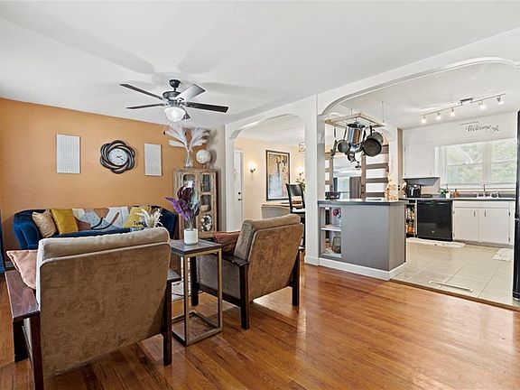 5th image of 13617 Applewood Dr