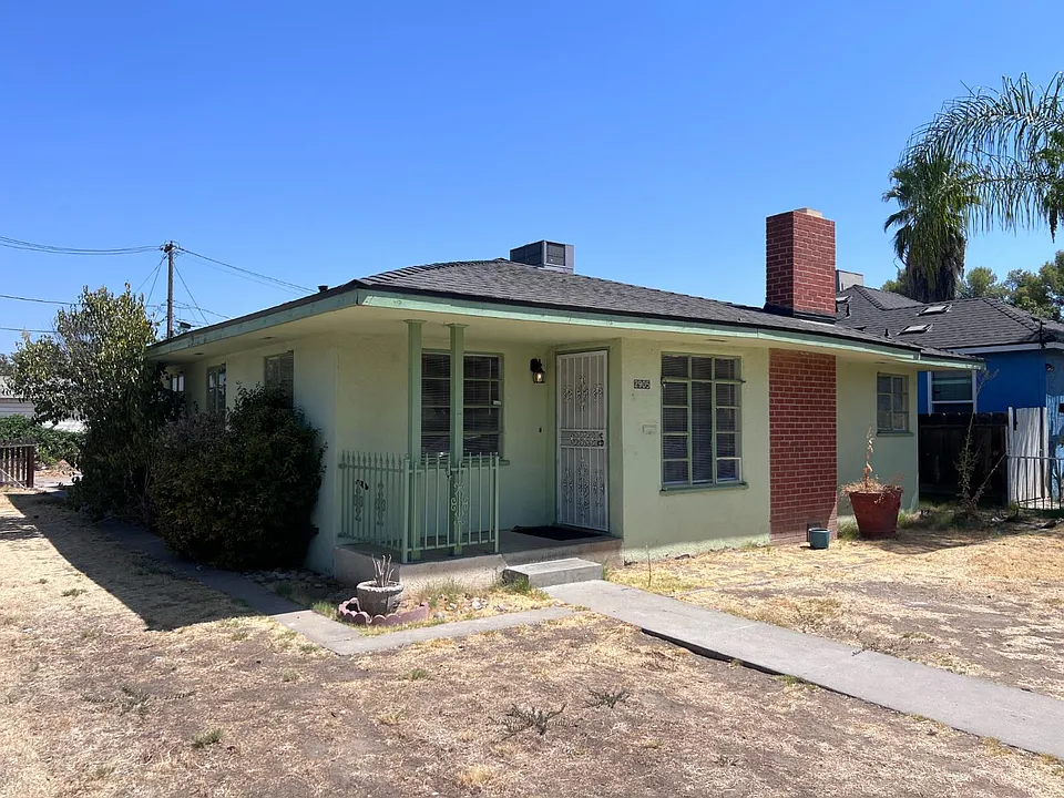 2905 E Lamona Ave