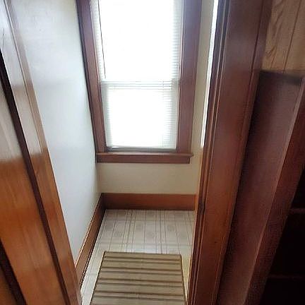 1/2 bath off livingroom