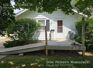 424 30th St SE, Cedar Rapids, IA 52403