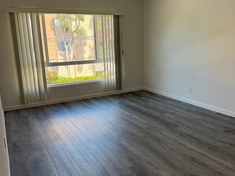 1705 Thayer Ave — Photo 2