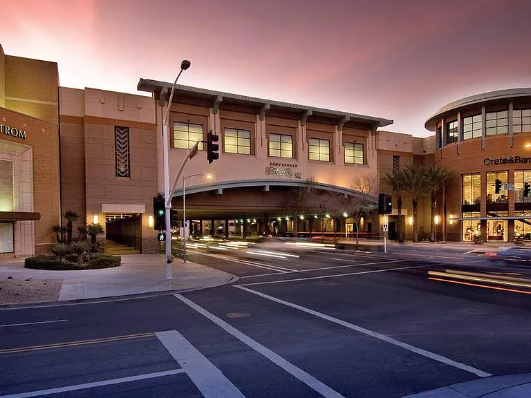 15 minutes to Scottsdale Fashion Square, the SW largest shopping mall. Nortdstrom, SAKS, Macys, Neiman Marcus, Dillards and more