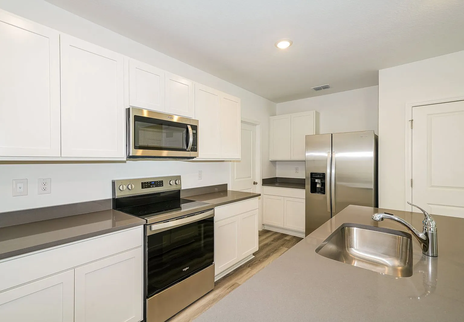 5 bed, 3.0 bath, 2453 sqft, $2,500 — Photo 2