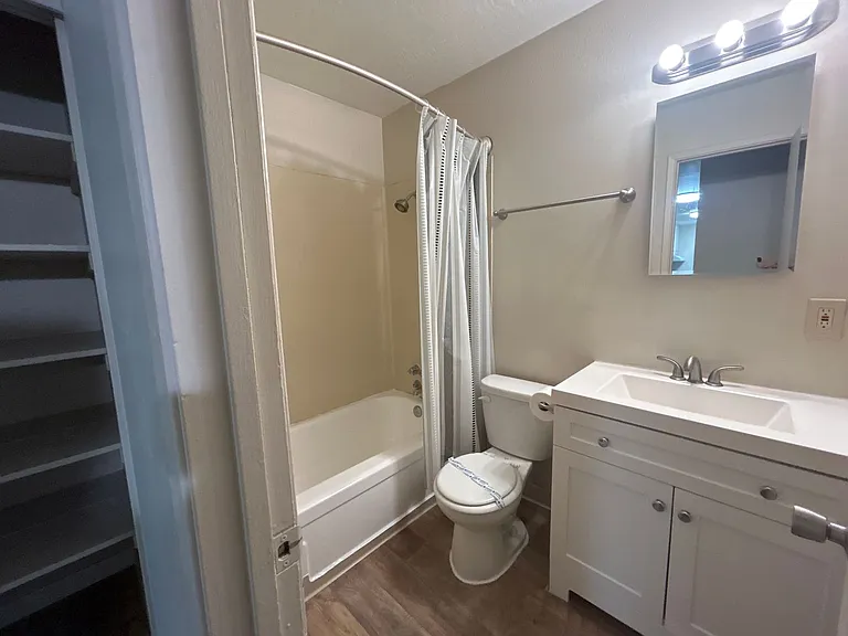 2941 Marconi — Photo 29