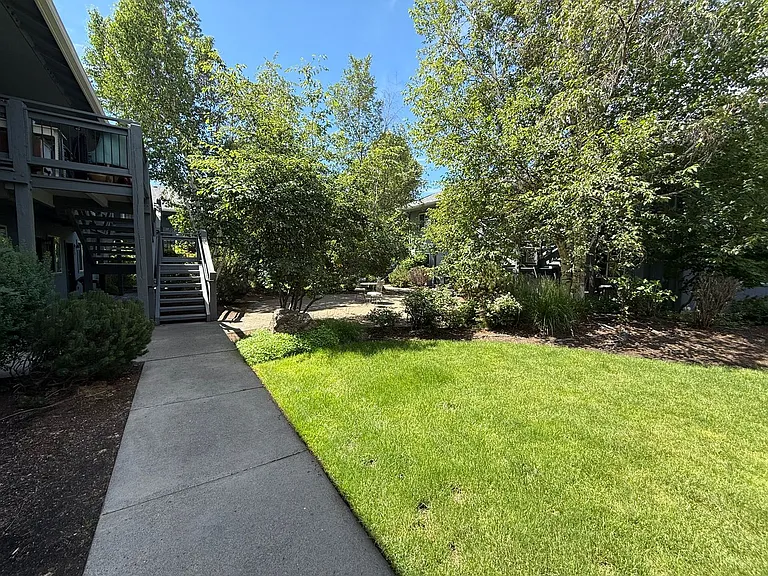 1015 SE 4th St #10 — Photo 16