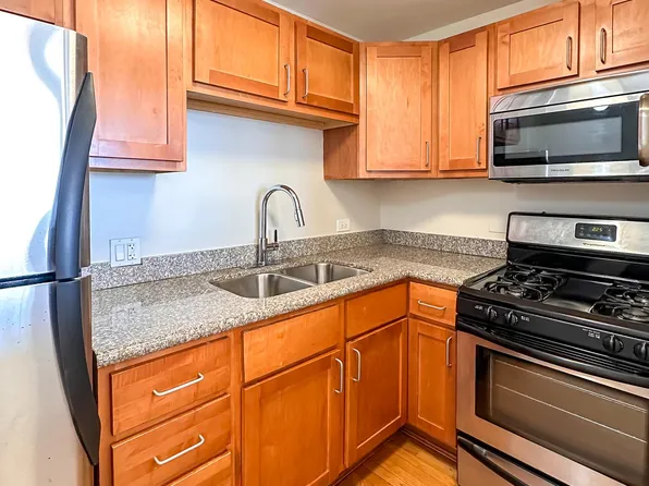 5206 W Montana St #2E, Chicago, IL 60639