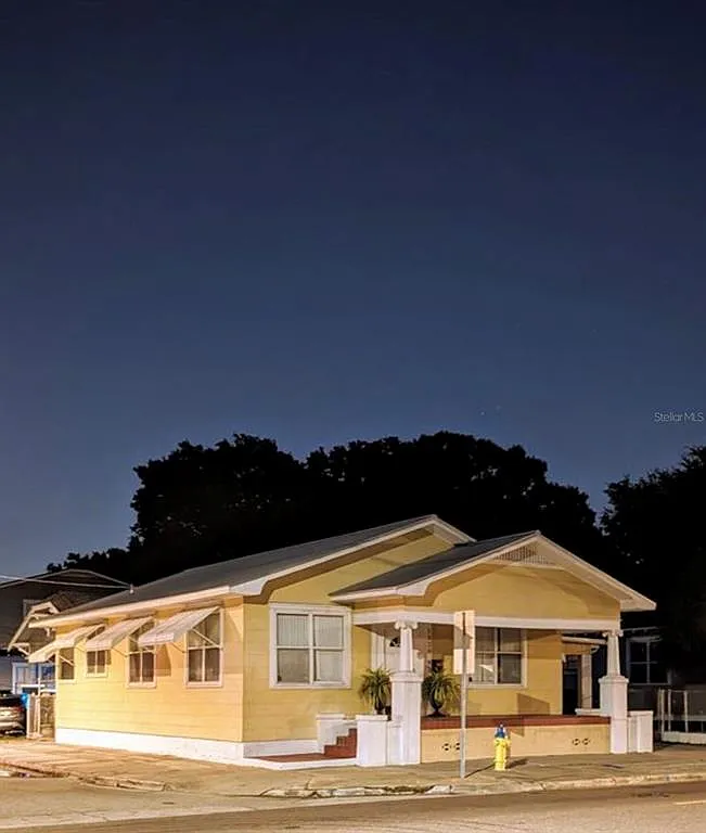 3 bed, 2.0 bath, 1671 sqft, $2,350 — Photo 1