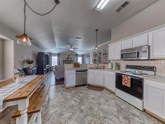 4th image of 817 Silverbrook Dr