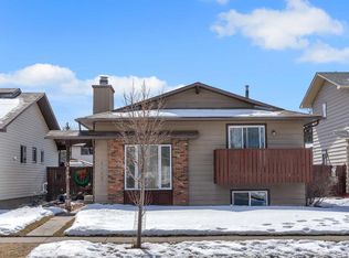 1003 E Berkley Dr NW, Calgary, AB T3K1E3