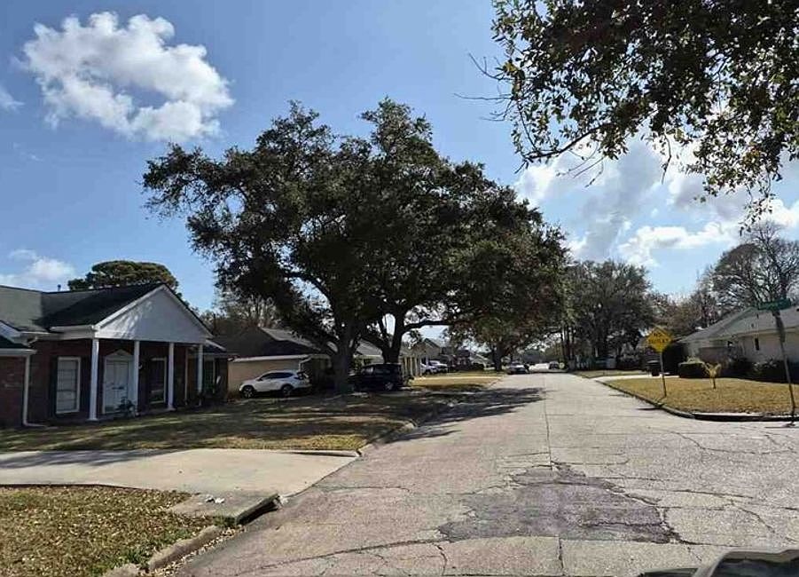 Exterior Neighborhood (street photo)